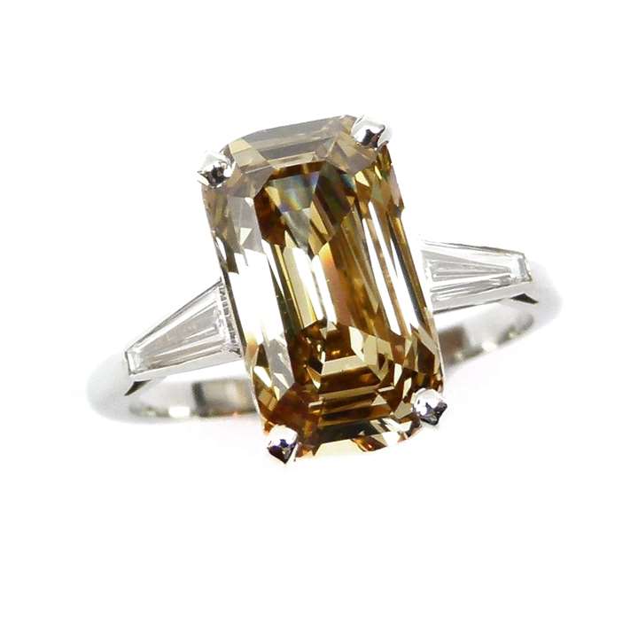Yellowish-brown diamond single stone ring of 3.87cts